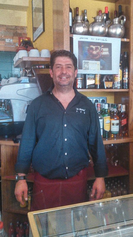 Julián, el responsable del bar La Historia de Villanueva del Pardillo, en Madrid, en el que se han vendido 600 décimos