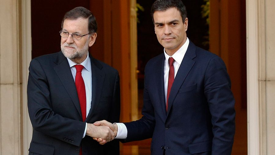 Rajoy y Sánchez se saludan antes de su reunión en el Palacio de La Moncloa