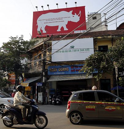 Imagen de un cartel contra el consumo de cuerno de rinoceronte, en una calle de Hanoi.