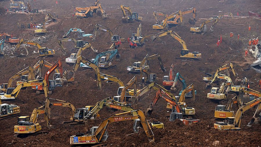 Las excavadoras trabajan entre los escombros del corrimiento de tierras en Shenzen, China.