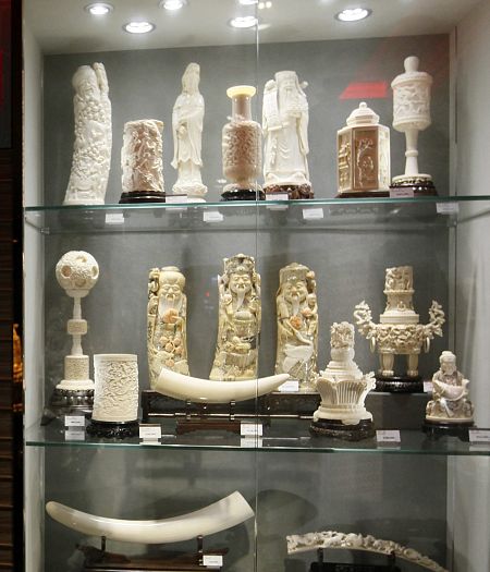 Las tallas de marfil alcanzan precios astronómicos en Hong Kong.