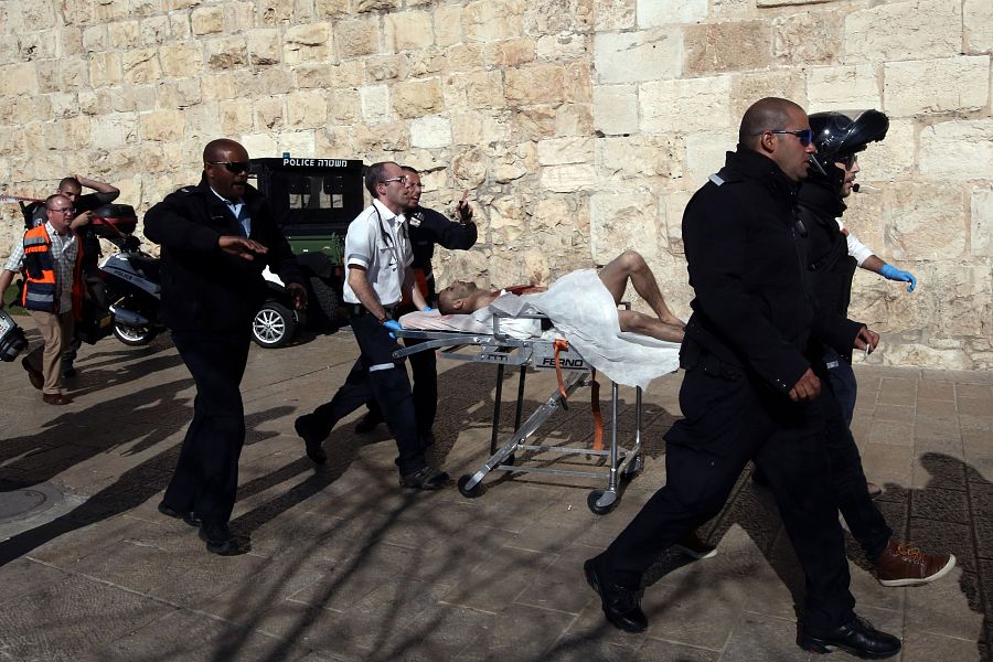 Evacuación de uno de los supuestos asaltantes, que ha resultado herido y después ha muerto en el hospital