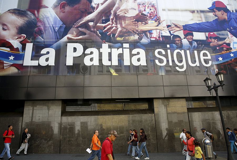 Cartel en Caracas que muestra al presidente de Venezuela, Nicolás Maduro, junto al fallecido Hugo Chávez.