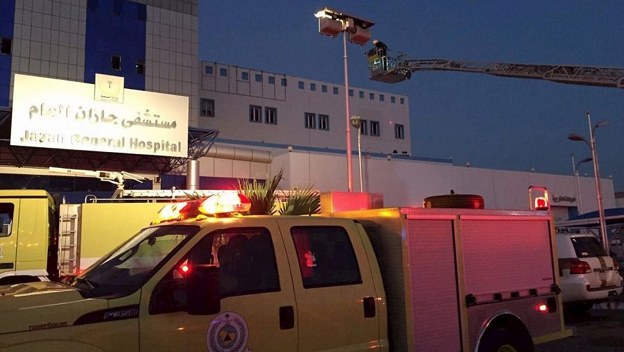 Miembros de la Defensa Civil de Arabia Saudí extinguen el incendio en el Hospital General de Jazan, el 24 de diciembre de 2015. REUTERS/Saudi Press Agency