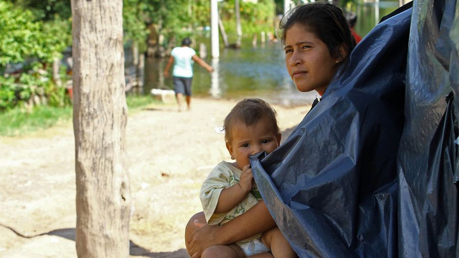 Una mujer con su hijo en Barranqueras, en la provincia argentina de Chaco