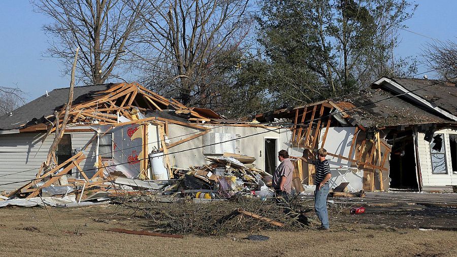 Vecinos inspeccionan los daños en su vivienda tras el paso de un tornado en Clarksdale, Misisipi, el 24 de diciembre de 2015. REUTERS/Justin A. Shaw