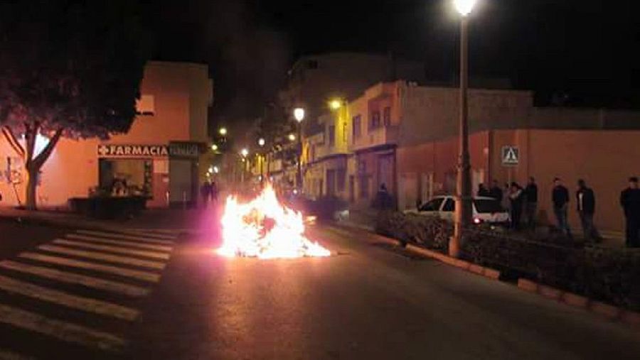 Fuegos incontrolados en Roquetas de Mar, Almería, tras el asesinato de un hombre de nacionalidad guineana, el 25 de diciembre. Efe/Dueñas