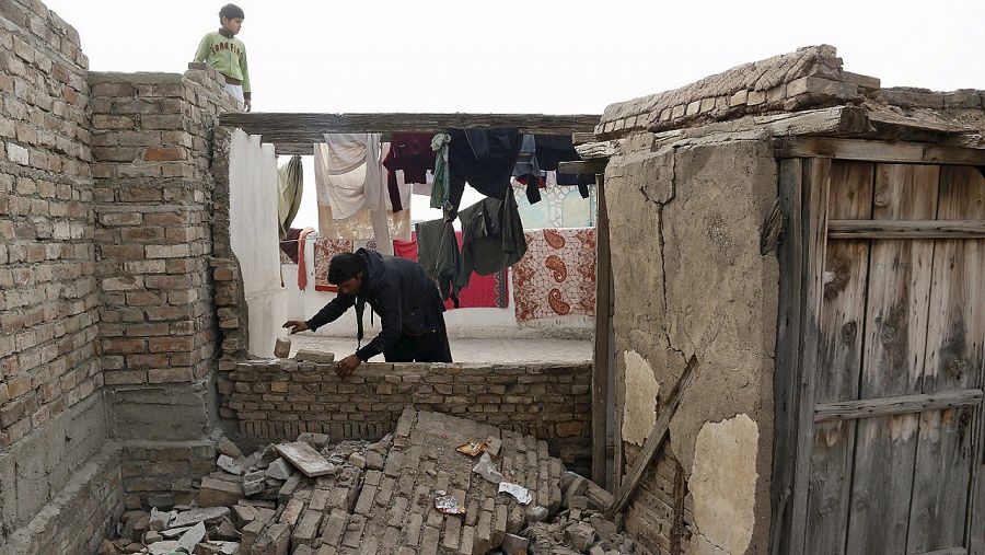 Una casa dañada por el terremoto en Peshawar, Pakistán, el 26 de diciembre de 2015.  REUTERS/Khuram Parvez