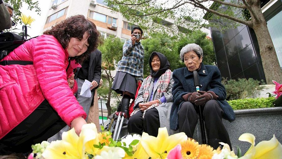 La filipina Estelita B. Dy (segunda por la derecha) y la taiwanesa Cheng Chen-tao (CENTRO), ambas obligadas por el Ejército japonés a prostituirse durante la II Guerra Mundial, en Taipei el 10 de diciembre de 2015. EFE/EPA/DAVID CHANG
