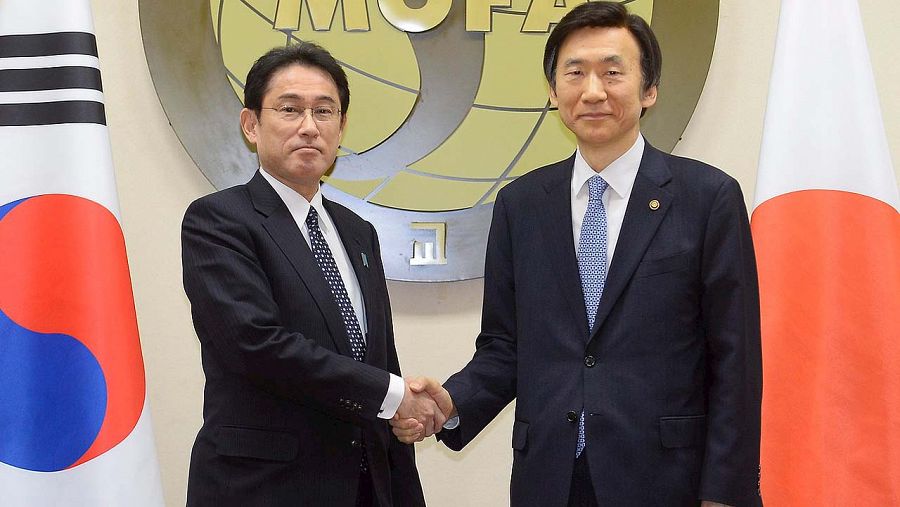 Los ministros de Exteriores de Japón (izquierda), Fumio Kishida y Corea del Sur, Yun Byung-Se, en su encuentro en Seúl, el 28 de diciembre de 2015. EFE/EPA/KIM MIN-HEE