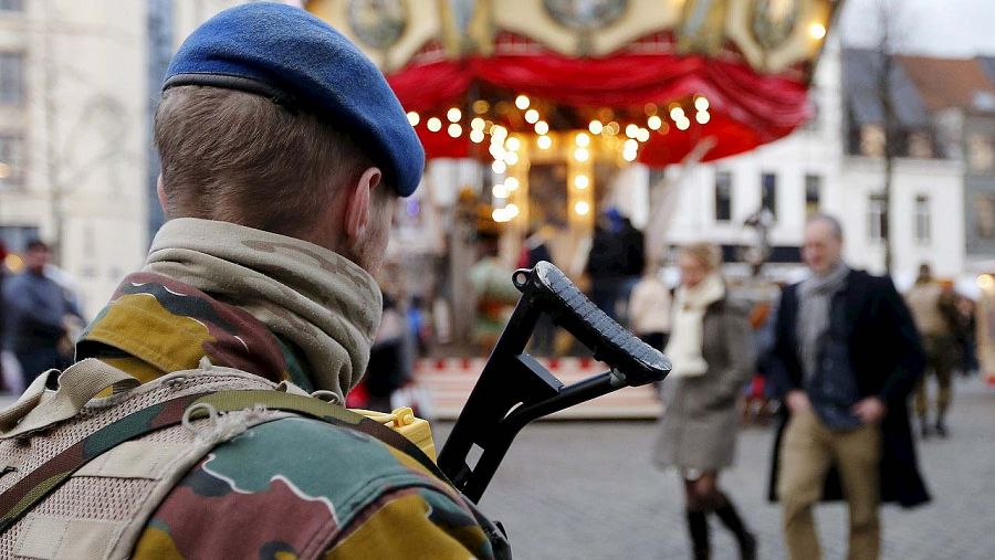 Un soldado belga patrulla en un mercado navideño del centro de Bruselas, el 24 de diciembre de 2015. REUTERS/Francois Lenoir