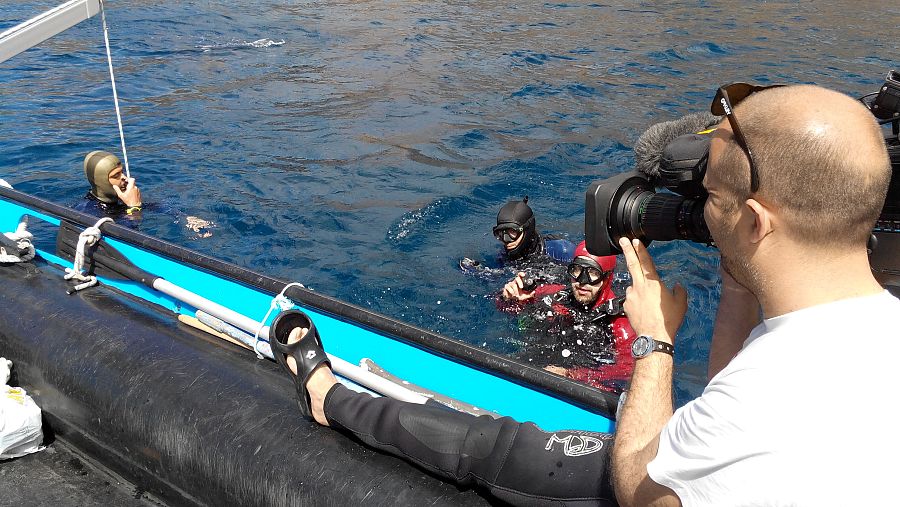 Miguel Lozano junto al cabo momentos antes de sumergirse