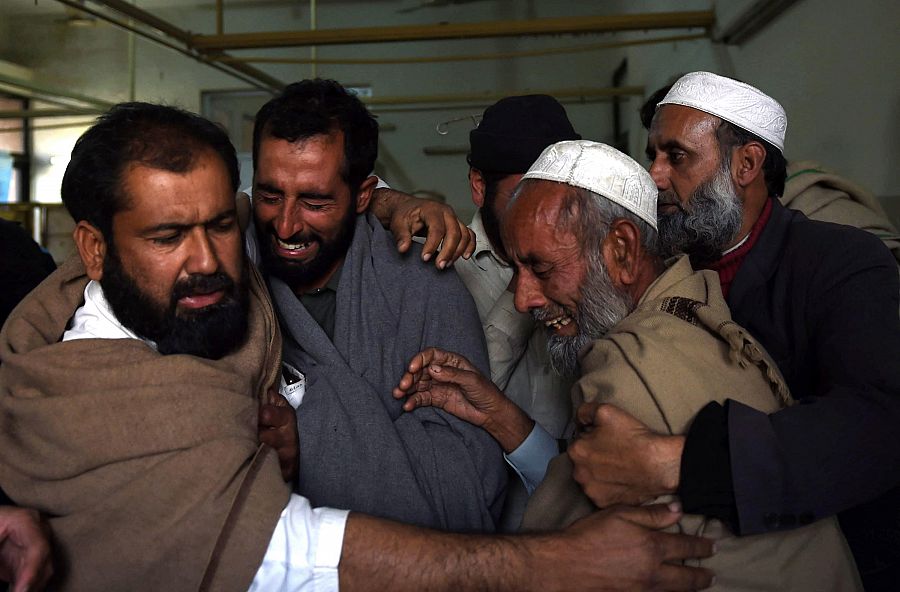 Familiares de las víctimas del atentado cometido en Pakistán, en el hospital de Mardan