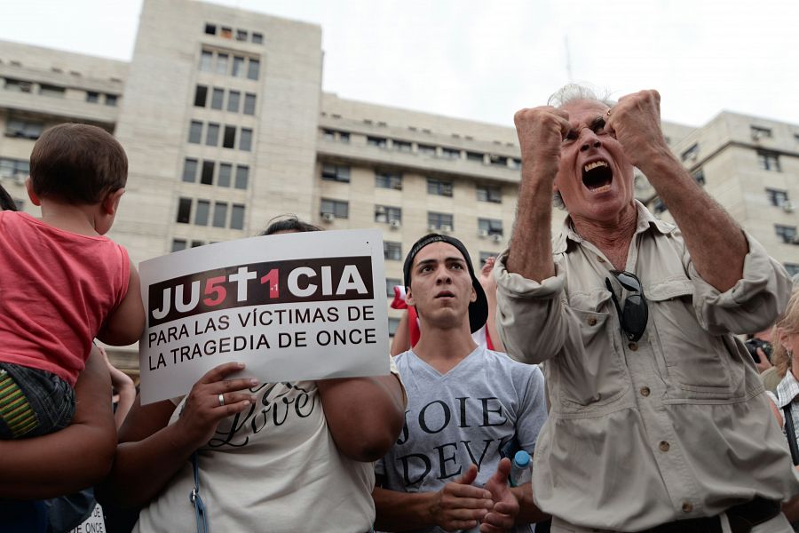 Familiares de las víctimas de la 'Tragedia de Once' celebran el veredicto fuera del tribunal