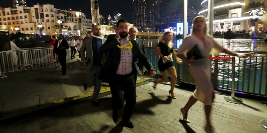 Transeúntes huyen del fuego declarado en el hotel The Address en Dubai la noche de fin de año