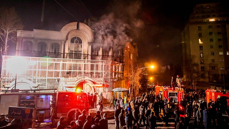 Manifestantes iraníes incendian la embajada suadí en Teherán (Irán) en protesta por la ejecución de al-Nimr