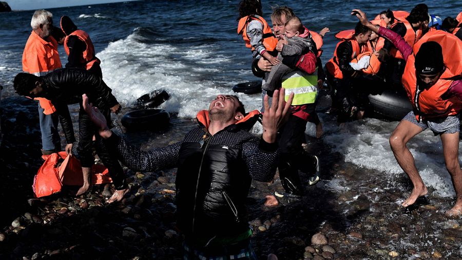 Una embarcación con refugiados llega a las costas de Lesbos el pasado 28 de octubre