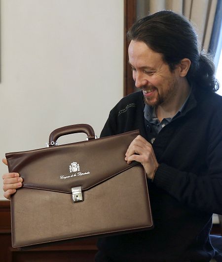 Pablo Iglesias muestra su nueva cartera como diputado.