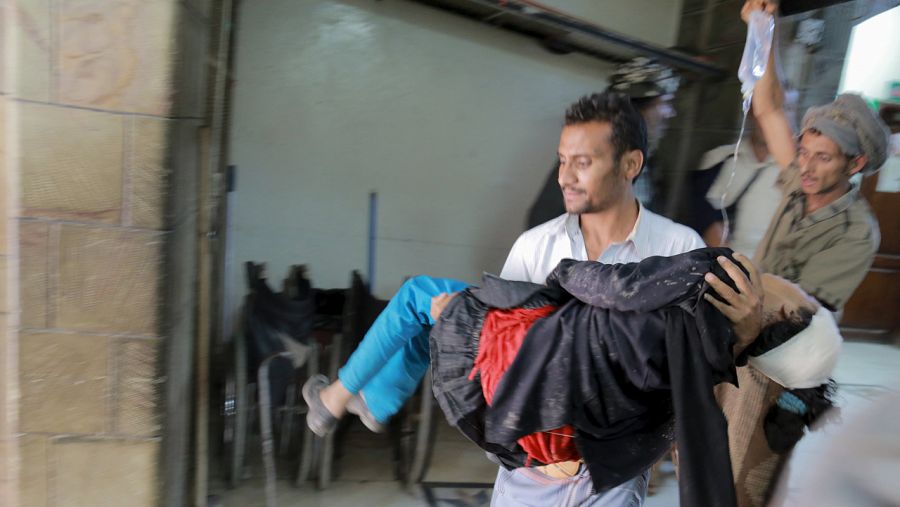 Un hombre transporta a una joven herida tras un bombardeo en Taiz, Yemen