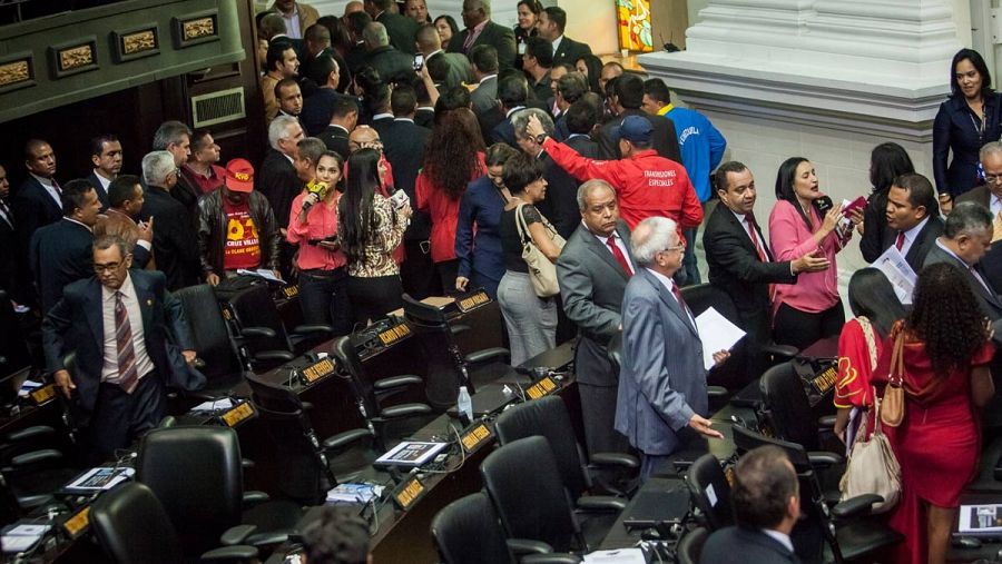 Los diputados chavistas abandonan la sesión constitutiva del Parlamento.