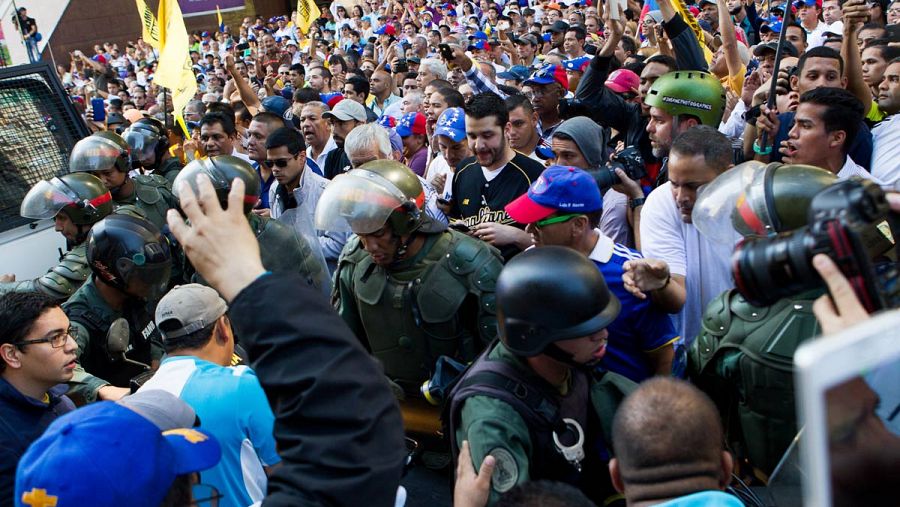 La constitución del Parlamento se ha desarrollado en un ambiente muy tenso.