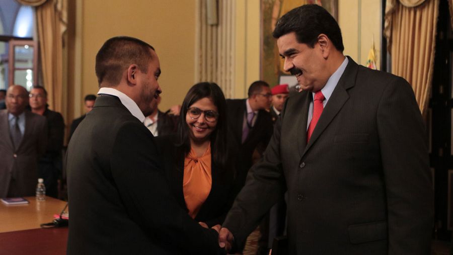 Fotografía cedida por Miraflores del presidente de Venezuela, Nicolás Maduro, junto a Luis Salas, nuevo ministro de Economía Produc
