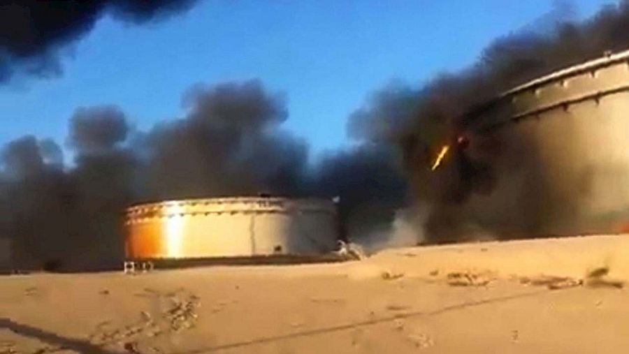 Imagen tomada de un vídeo colgado en redes sociales que muestra un tanque de petróleo ardiendo en la terminal petrolera de Al Sidra, cerca de Ras Lanuf, en la costa norte de Libia, el 5 de enero. Fuente: AFP