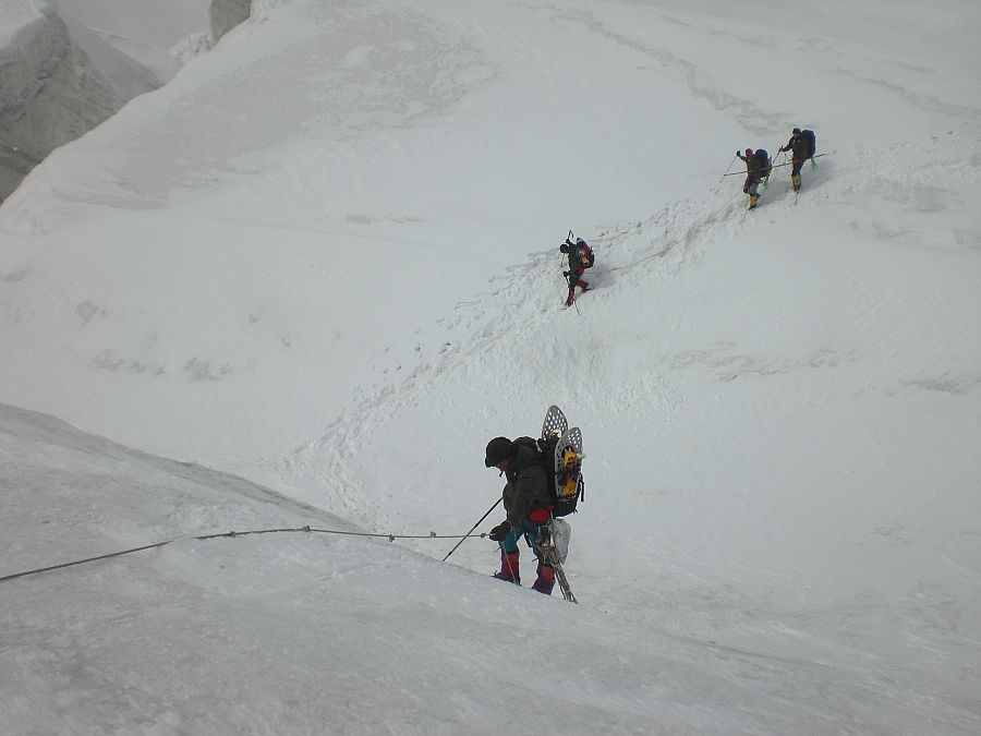 Tramo de cuerda fijada para facilitar el ascenso a Barni y a Óscar