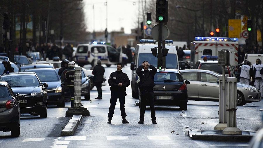 Policías franceses en el Boulevard de Barbes, en el norte de París, cerca de donde se ha producido el tiroteo en la calle Goutte d'Or, el 7 de enero de 2016. AFP PHOTO / LIONEL BONAVENTURE