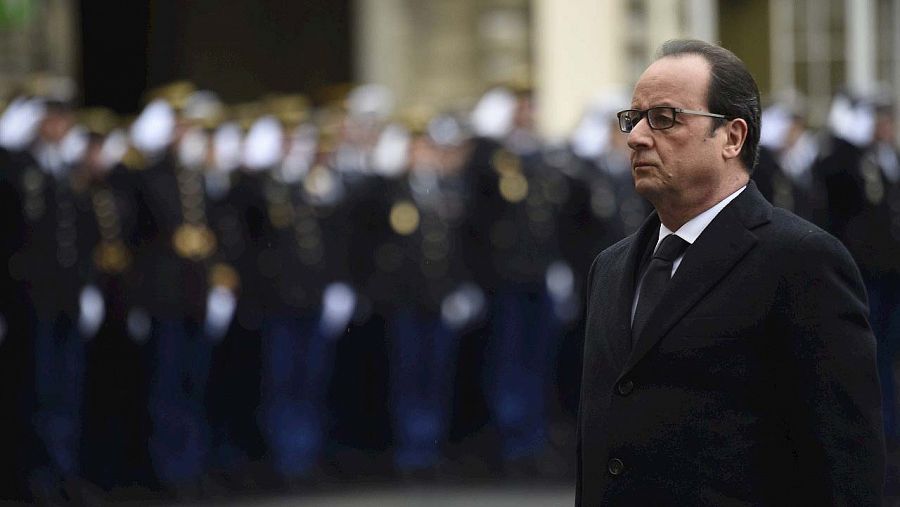 El presidente francés, François Hollande, antes de pronunciar su discurso de año nuevo a las fuerzas de seguridad del Estado durante una ceremonia celebrada en la sede de la Policía en París (Francia) hoy, 7 de enero de 2016. EFE/Martin Bureau
