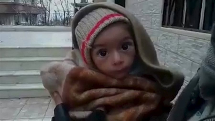 Fotograma con la imagen de un bebe desnutrido en la ciudad siria de Madaya