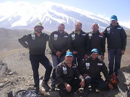 El equipo de 'Al filo', con los dos invidentes