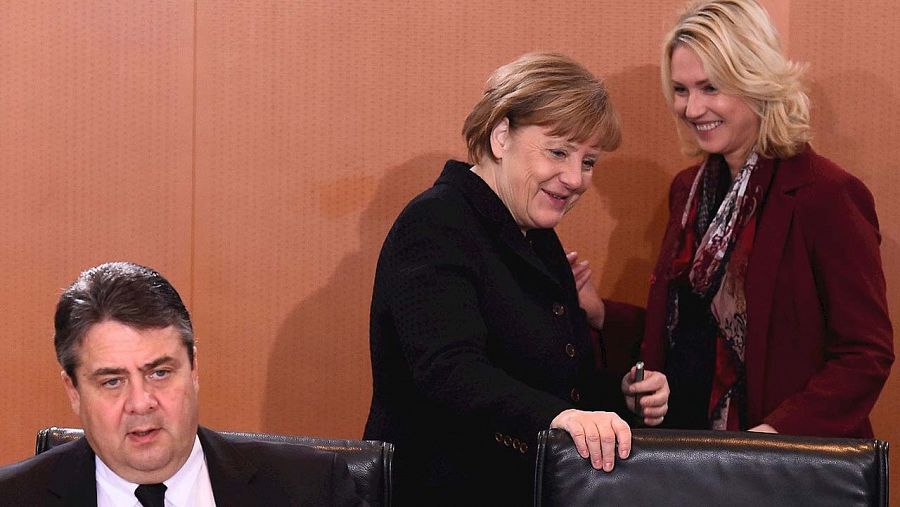 La canciller alemana Angela Merkel habla con la Ministra de Familia, Manuela Schwesig. Sentado, el vicecanciller y ministro de Economía Sigmar Gabriel, el 6 de enero de 2016. AFP / TOBIAS SCHWARZ