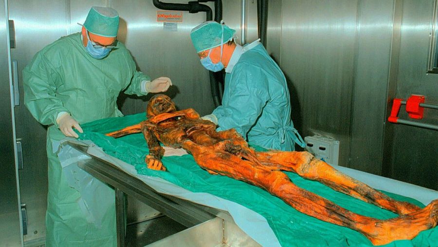 Foto de archivo de Ötzi, cuyo cuerpo fue encontrado congelado en 1991 en un glaciar de los Alpes.