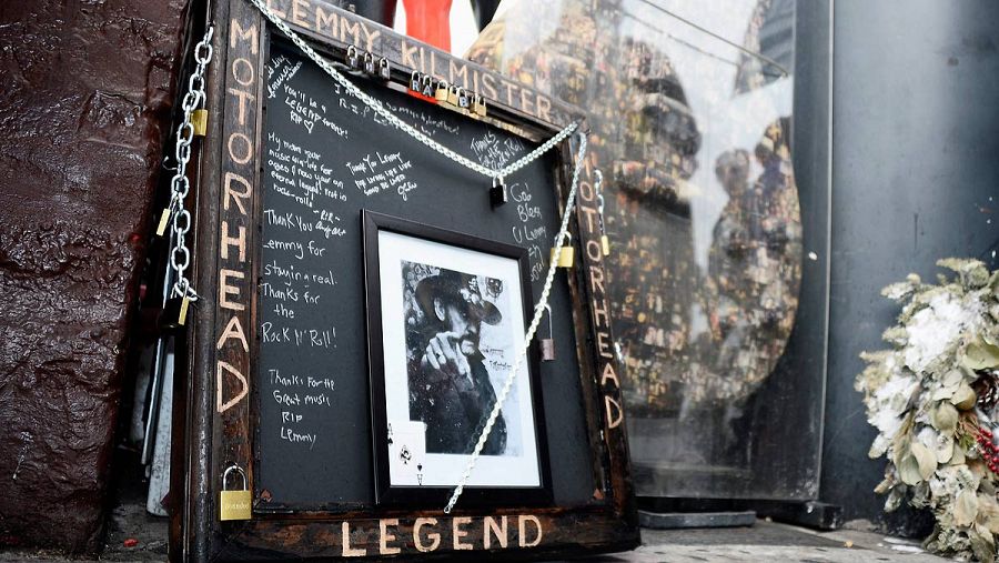 Flores, fotografías y mensajes en recuerdo de 'Lemmy', líder de Motörhead