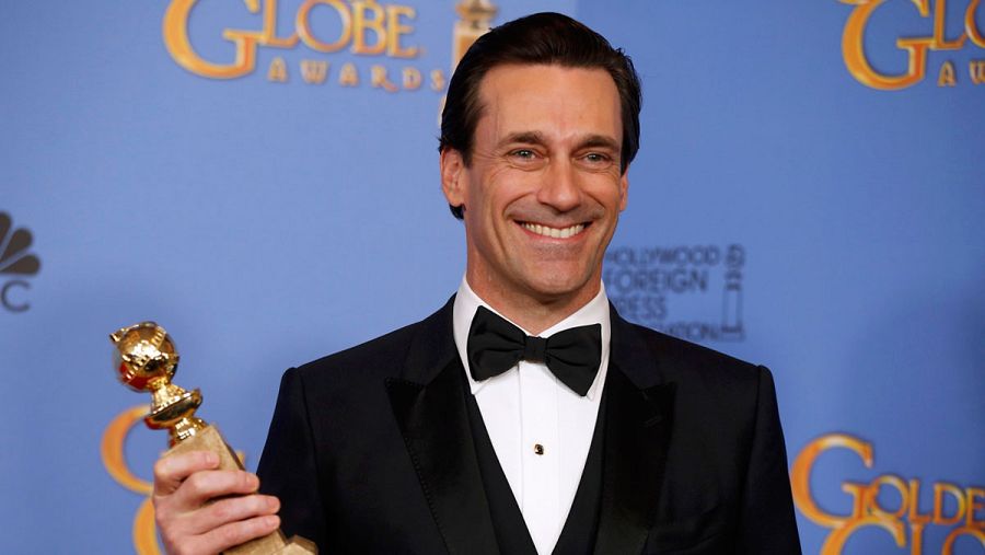 El actor Jon Hamm con su segundo Globo de Oro por su papel en la serie Mad Men