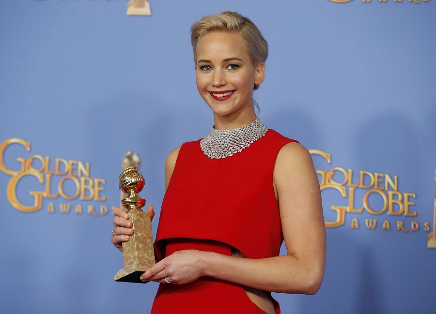 Jennifer Lawrence posa con su tercer globo de oro por Joy