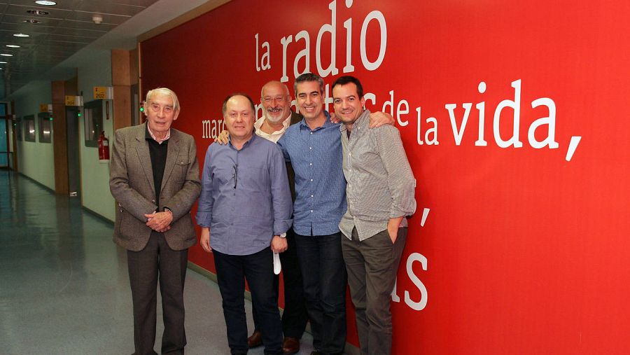 Alfredo Castellón, Javier Segade, Benigno Moreno, Arturo Martín y Daniel Galindo, en los estudios de Rne