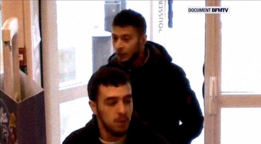 Salah Abdeslam entra detrás de Hamza Attou en la gasolinera en la que pararon de camino a Bruselas