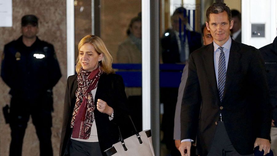 La infanta Cristina y su marido, Iñaki Urdangarin, abandonan el tribunal tras la primera sesión del juicio Nóos