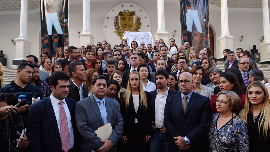 Familiares de presos, abogados y activistas de derechos humanos presentaron ante el Parlamento venezolano el proyecto de ley de amnistía.