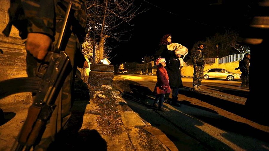 Residentes de Madaya pasan un control de fuerzas pro-Asad y abandonan la localidad después de la entrada de un convoy con ayuda humanitaria de la Cruz Roja. REUTERS/Omar Sanadiki