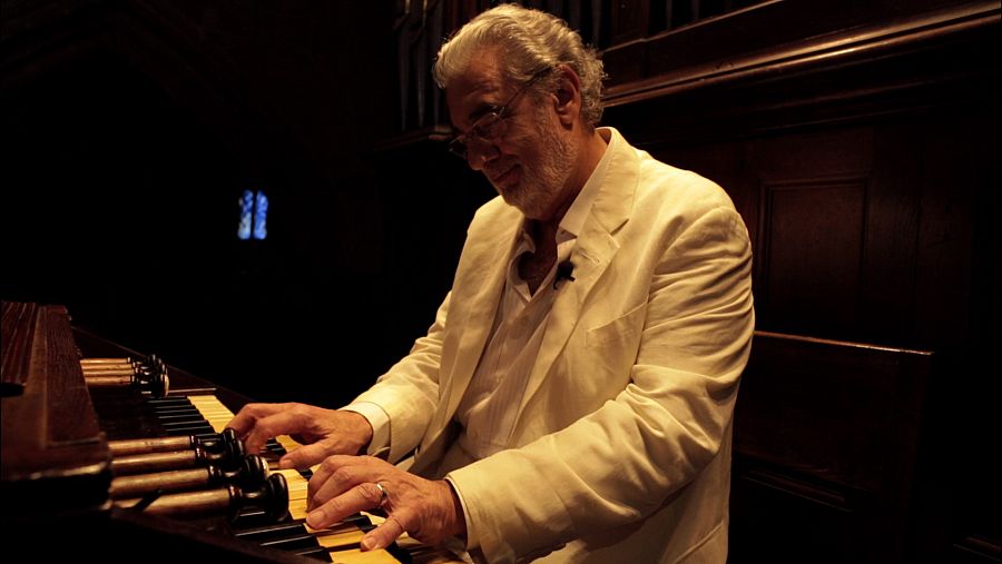 Plácido Domingo tocando el piano