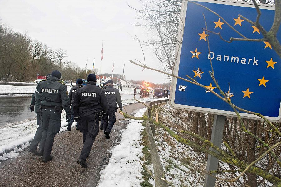 Policías daneses en la frontera entre Dinamarca y Alemania