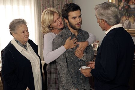 A pesar del recelo inicial, Carlos también se volcará por ayudar a sus padres