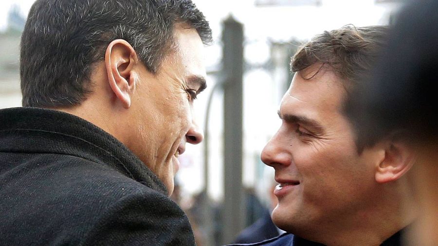 Sánchez y Rivera se saludan al llegar al Congreso de los Diputados.