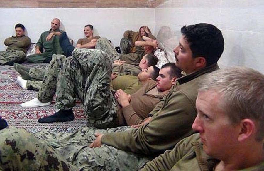 Fotografía distribuida por la página web del Cuerpo de Guardianes de la Revolución de Irán, que muestra a algunos de los marineros de EE.UU. retenidos durante horas en el Golfo Pérsico. EFE/IRGC