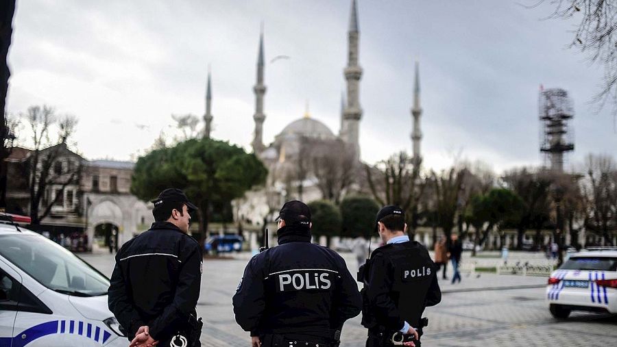 Policías turcos en Sultanahmet, centro turístico de Estambul, el 13 de enero de 2016. AFP / BULENT KILIC