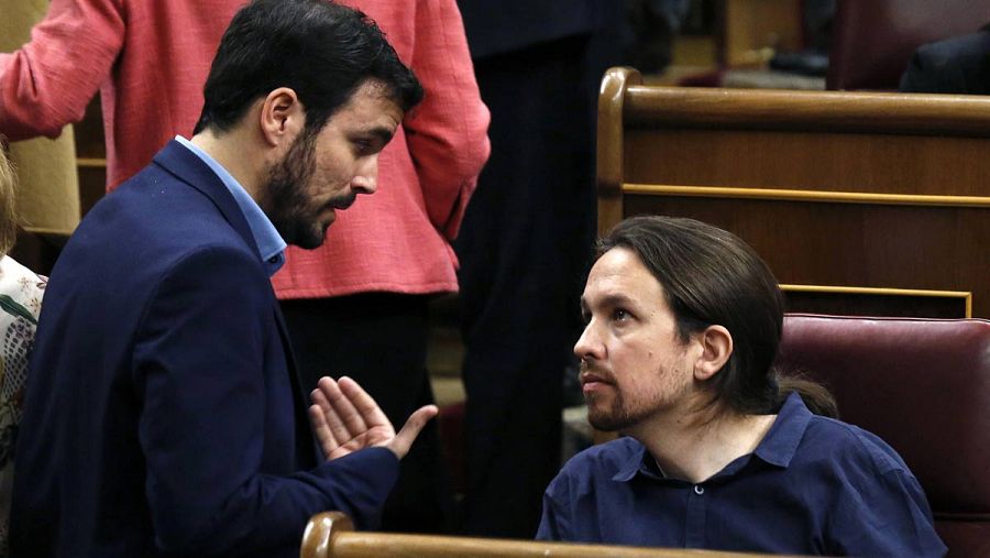 Iglesias y Garzón se saludan en el Congreso de los Diputados.