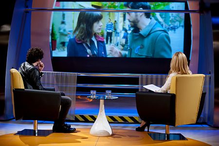 Paco León habla con Cayetana Guillen Cuervo del estreno de la segunda película de la directora Juana Macías: 'Embarazados'